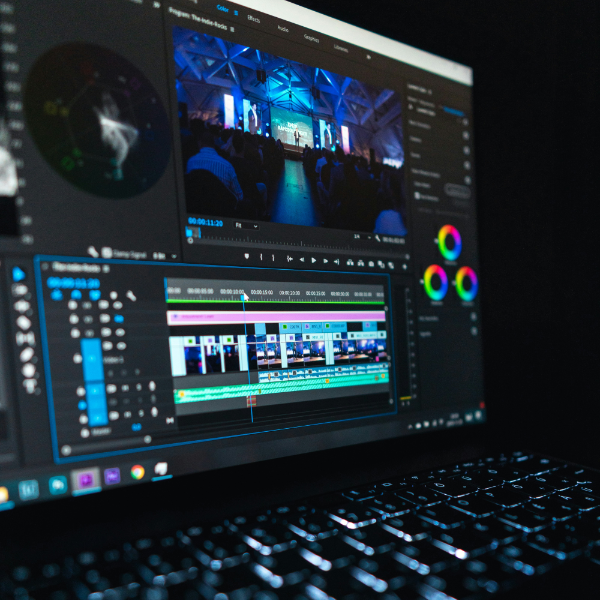 Laptop con Adobe Premiere per il montaggio vdi un video