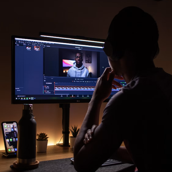 Laptop con DaVinci Resolve per il montaggio vdi un video